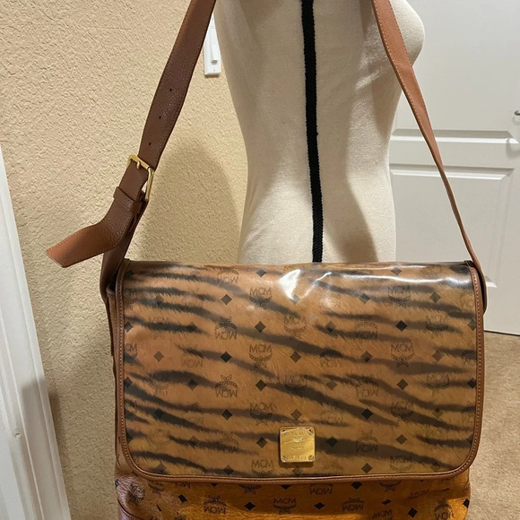 MCM Phenomenon Jumbo shoulder Bag - Picture 15 of 16
